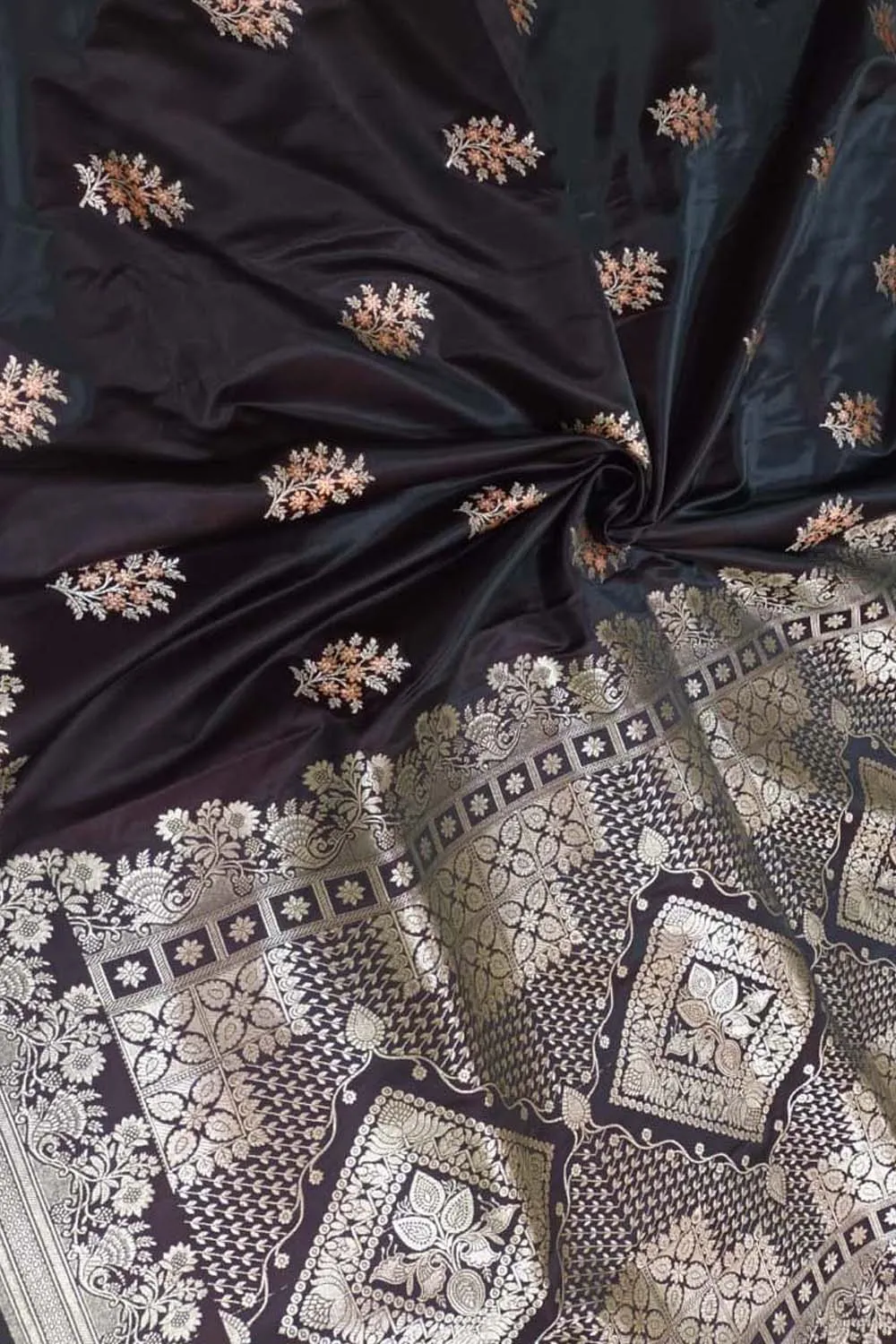 Exquisite Black Banarasi Silk Saree: Timeless Elegance