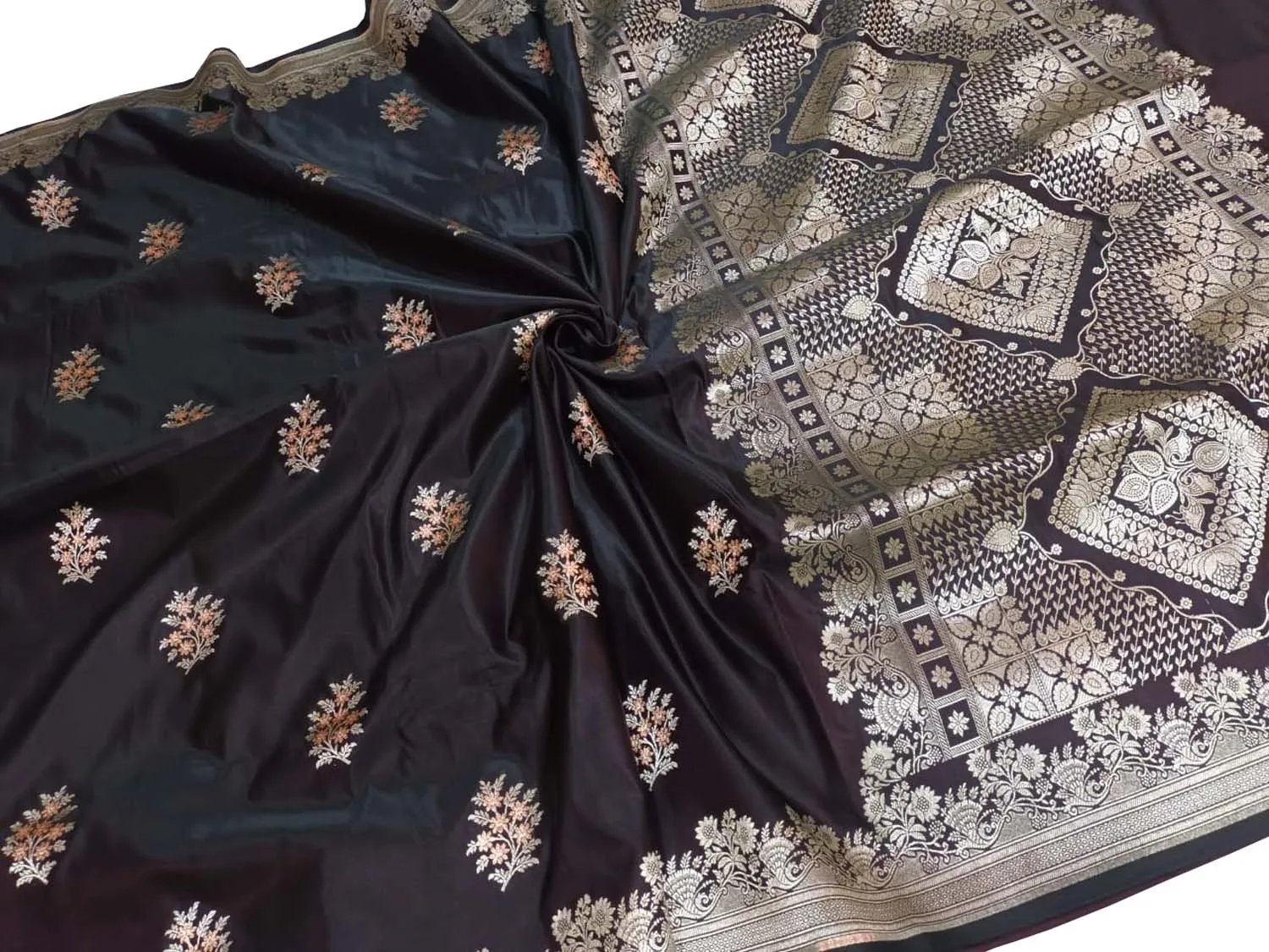 Exquisite Black Banarasi Silk Saree: Timeless Elegance