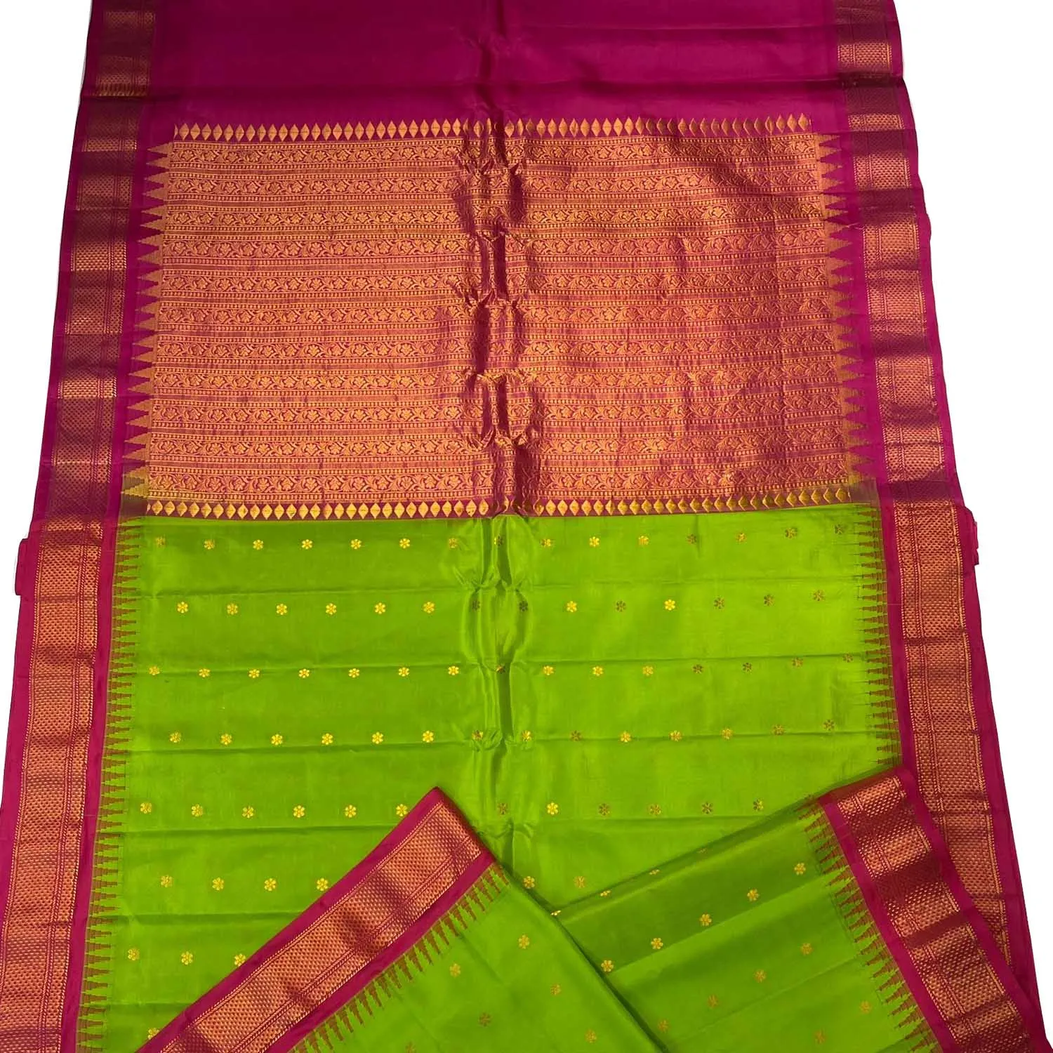 Exquisite Green Gadwal Handloom Pure Silk Saree