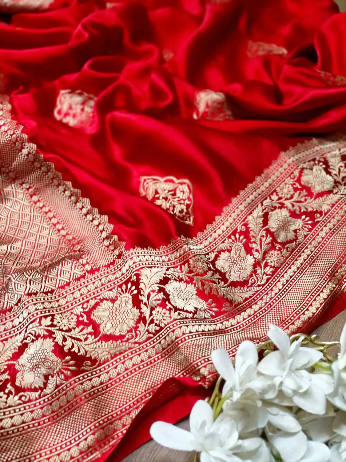 Exquisite Red Banarasi Silk Saree - Handloom Luxury