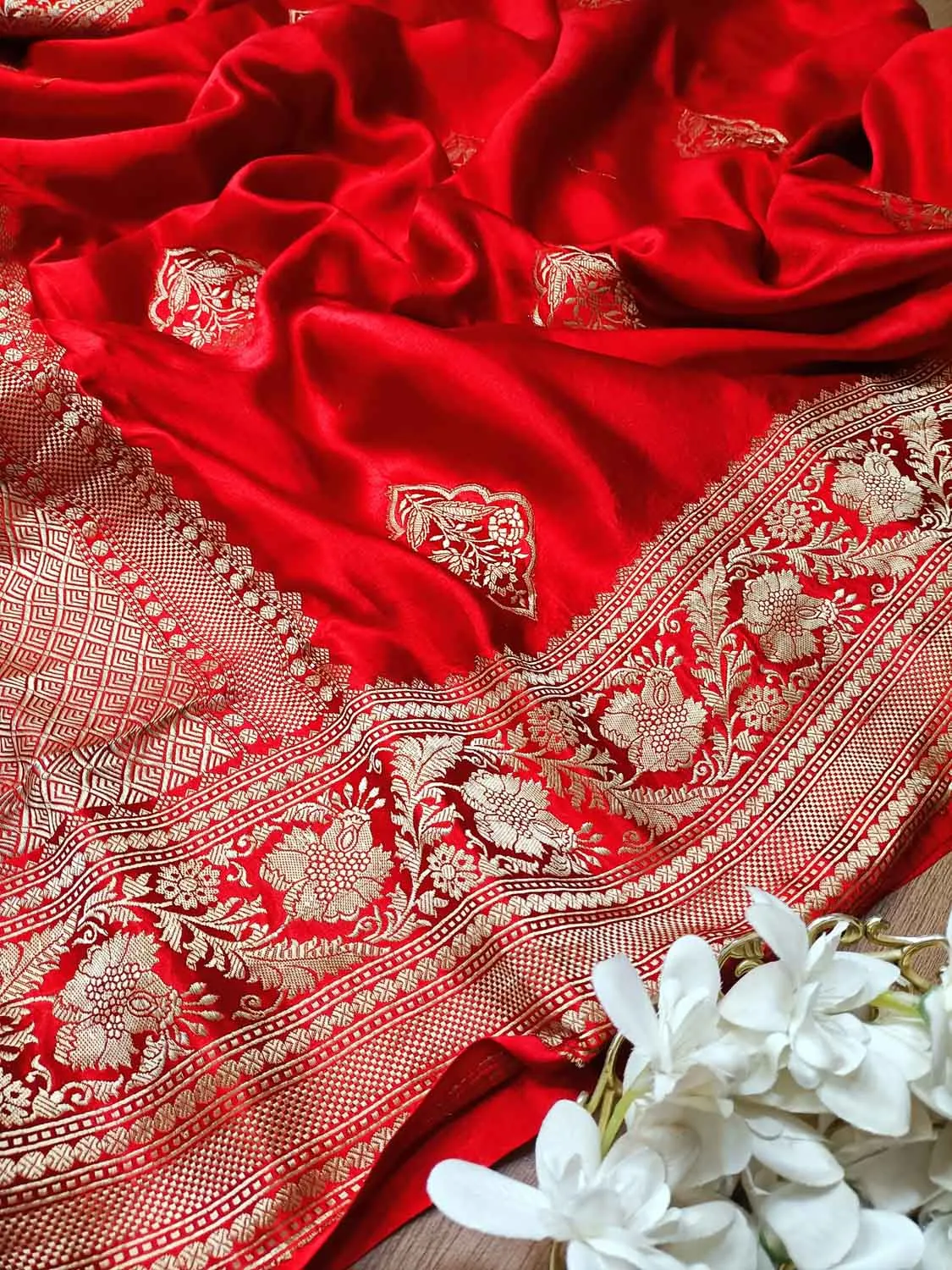 Exquisite Red Banarasi Silk Saree - Handloom Luxury