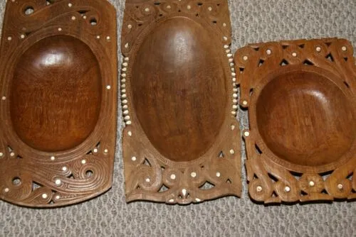 STUNNING ONE OF A KIND HAND CARVED ROSEWOOD MUSEUM MASTERPIECE SERVING PLATTER DISH WITH MOTHER OF PEARL INSERTS & LACY BORDER BY RENOWNED SCULPTOR FROM THE REMOTE TROBRIAND ISLANDS MELANESIA KULA RING COLLECTOR DESIGNER 2A86 15”X8”X2”