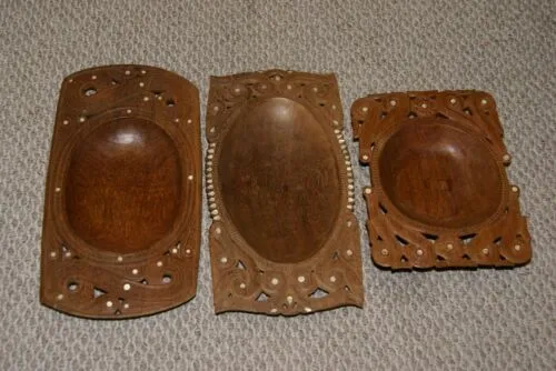 STUNNING ONE OF A KIND HAND CARVED ROSEWOOD MUSEUM MASTERPIECE SERVING PLATTER DISH WITH MOTHER OF PEARL INSERTS & LACY BORDER BY RENOWNED SCULPTOR FROM THE REMOTE TROBRIAND ISLANDS MELANESIA KULA RING COLLECTOR DESIGNER 2A86 15”X8”X2”