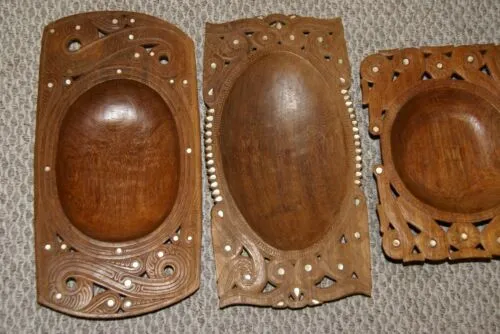 STUNNING ONE OF A KIND HAND CARVED ROSEWOOD MUSEUM MASTERPIECE SERVING PLATTER DISH WITH MOTHER OF PEARL INSERTS & LACY BORDER BY RENOWNED SCULPTOR FROM THE REMOTE TROBRIAND ISLANDS MELANESIA KULA RING COLLECTOR DESIGNER 2A86 15”X8”X2”
