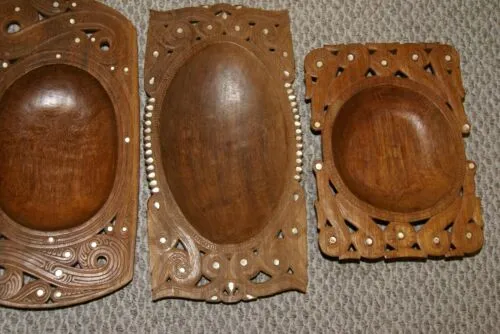 STUNNING ONE OF A KIND HAND CARVED ROSEWOOD MUSEUM MASTERPIECE SERVING PLATTER DISH WITH MOTHER OF PEARL INSERTS & LACY BORDER BY RENOWNED SCULPTOR FROM THE REMOTE TROBRIAND ISLANDS MELANESIA KULA RING COLLECTOR DESIGNER 2A86 15”X8”X2”