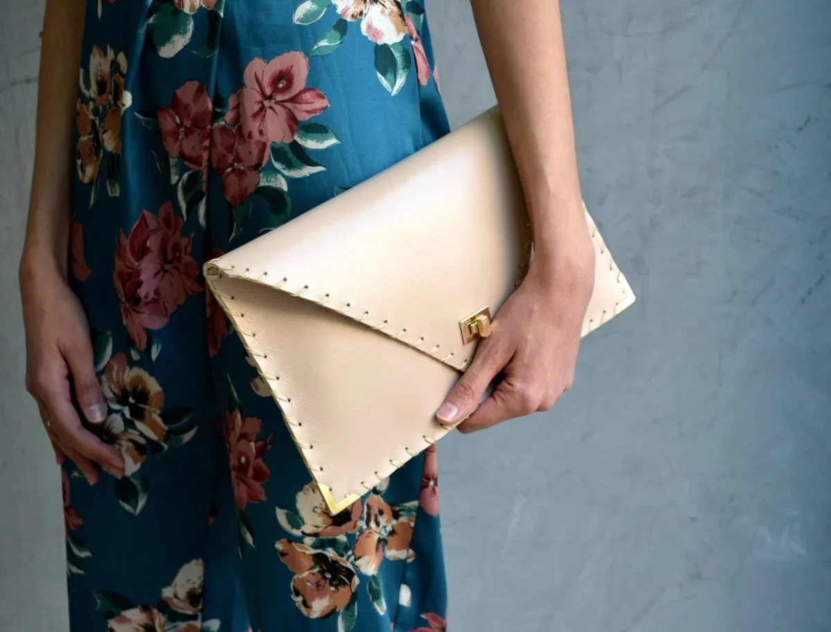 Symmetria  leather clutch in nude: Gold / Large