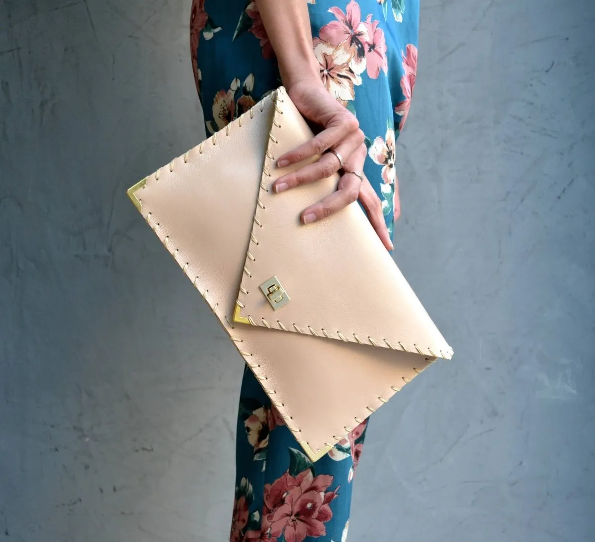 Symmetria  leather clutch in nude: Gold / Large